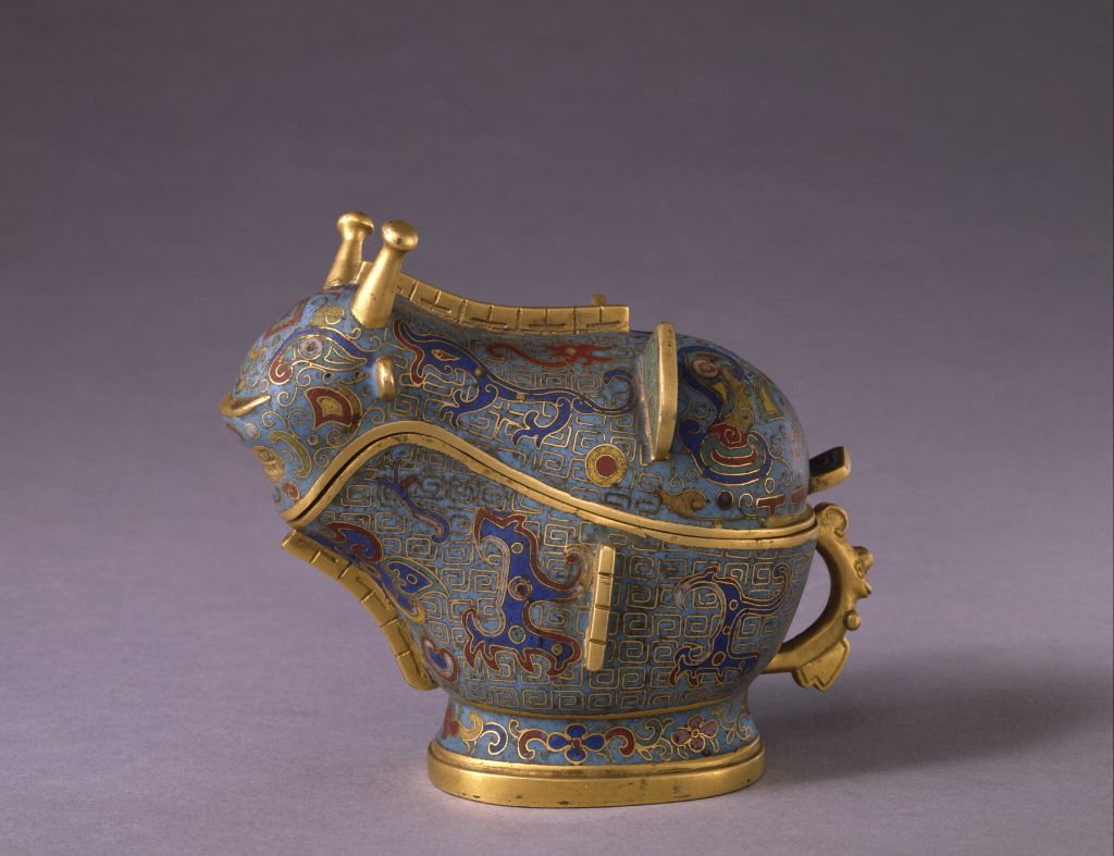 乾隆款掐丝珐琅夔凤纹兕觥